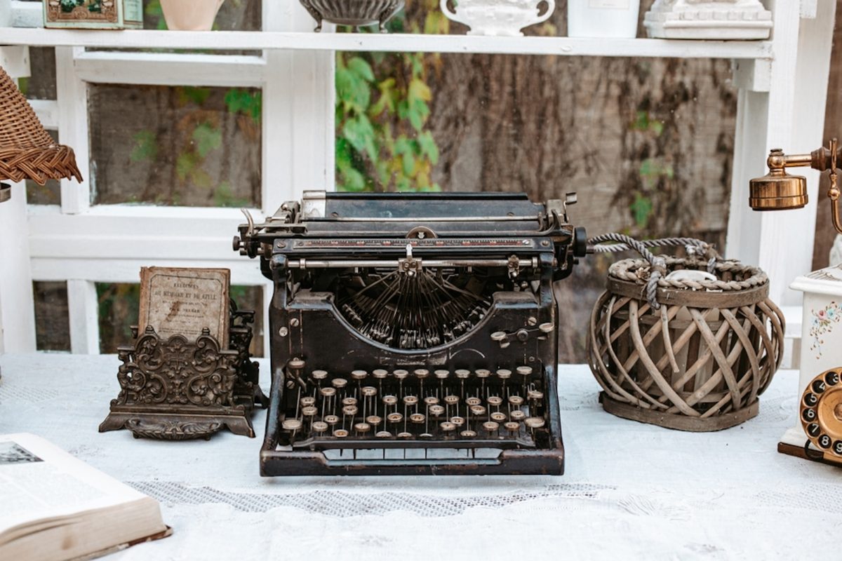 An ancient typewritter on a writing desk